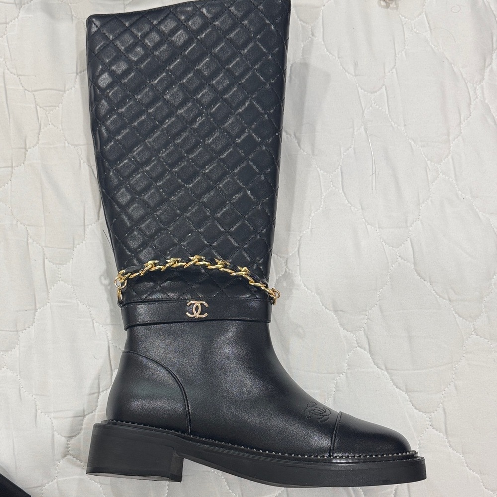 Chic Black Quilted Leather Boots